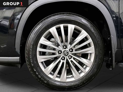 Used 2025 Toyota Highlander Platinum AWD/4WD image 11
