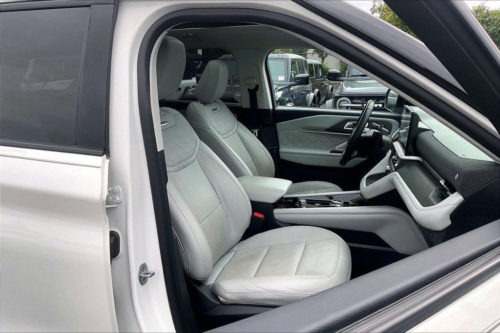 Used 2025 Ford Explorer Platinum w/ Ultimate Package AWD/4WD image 6