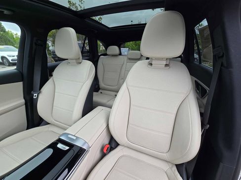 Used 2025 Mercedes-Benz GLC 300 4MATIC image 21