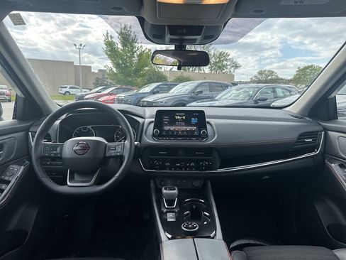 Used 2025 Nissan Rogue SV AWD/4WD image 18