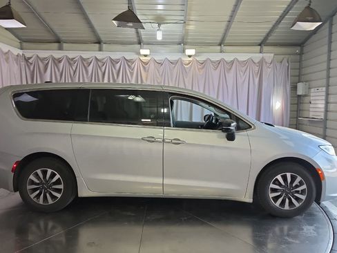 Used 2024 Chrysler Pacifica Limited FWD image 9