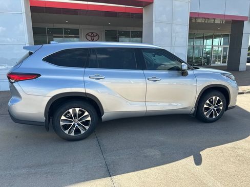Used 2020 Toyota Highlander XLE FWD image 8