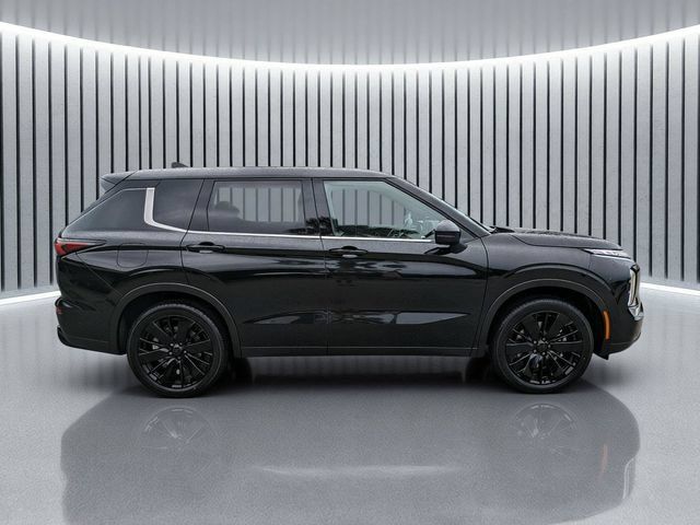 New 2026 Mitsubishi Outlander LE FWD image 3