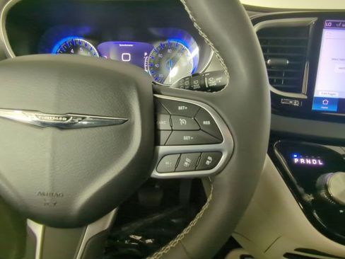 Used 2024 Chrysler Pacifica Touring-L FWD image 28