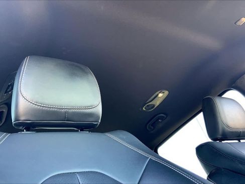 Used 2025 Chrysler Pacifica Select FWD image 14