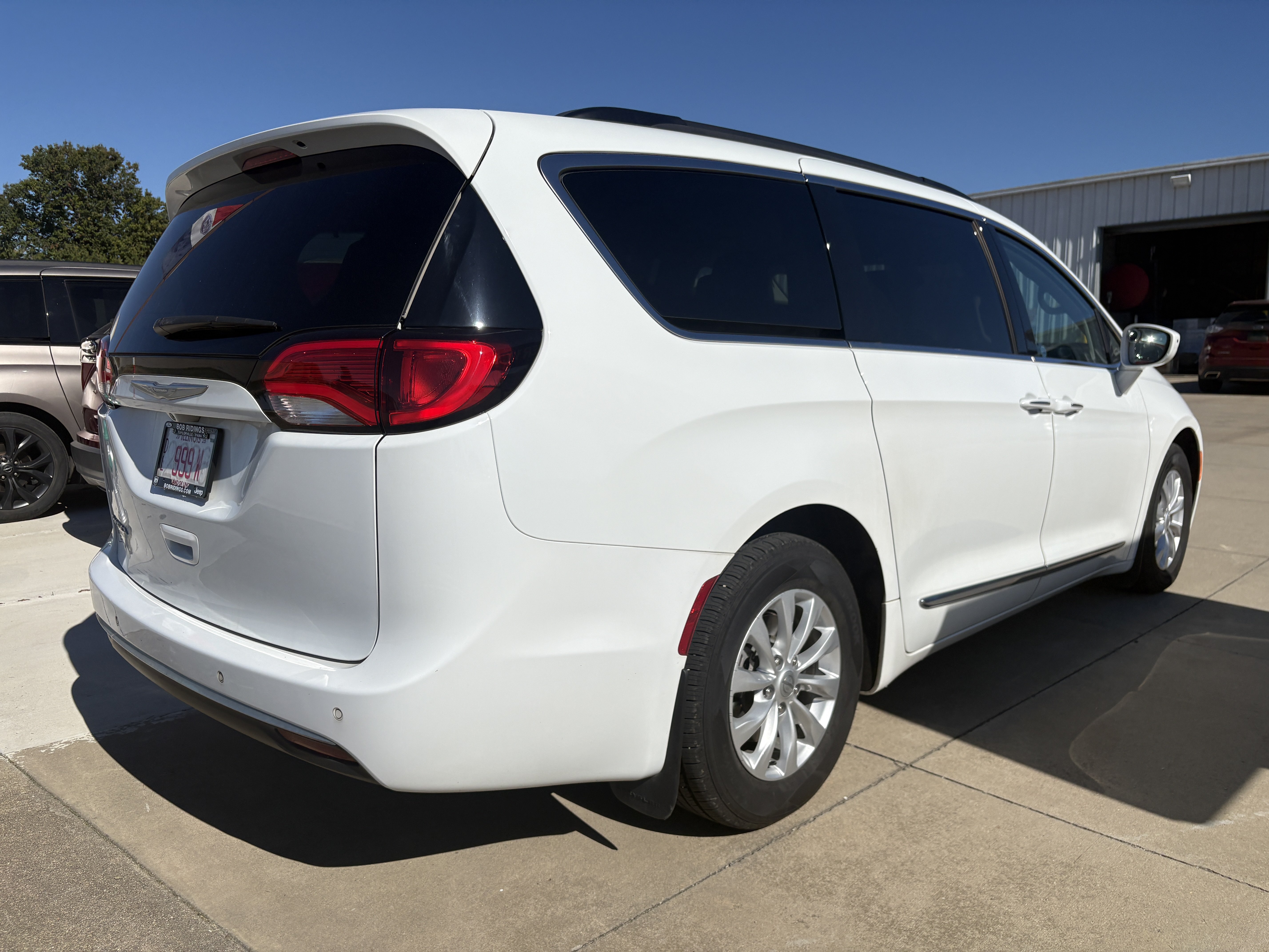 Used 2017 Chrysler Pacifica Touring-L FWD image 2