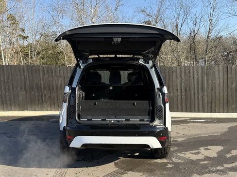 Certified 2025 Land Rover Discovery Dynamic SE image 5