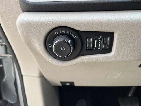 Used 2023 Chrysler Pacifica Touring-L FWD image 18