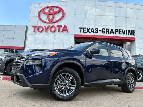 Used 2026 Nissan Rogue SV FWD image 2