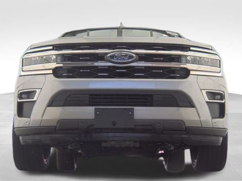 Used 2024 Ford Expedition Limited image 3