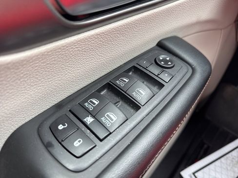 Used 2020 Chrysler Pacifica Touring-L Plus image 9