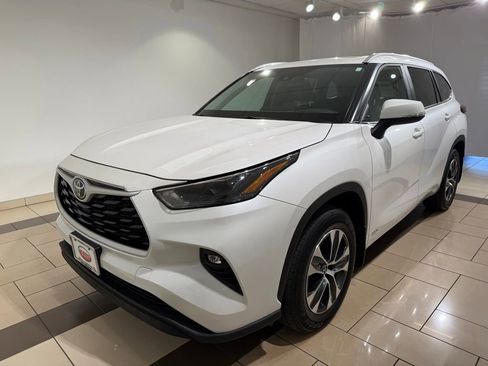 Certified 2025 Toyota Highlander XLE AWD/4WD image 3