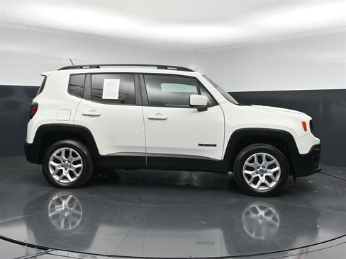 Used 2017 Jeep Renegade Latitude AWD/4WD image 4