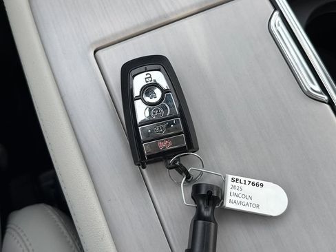 New 2025 Lincoln Navigator L Reserve image 29