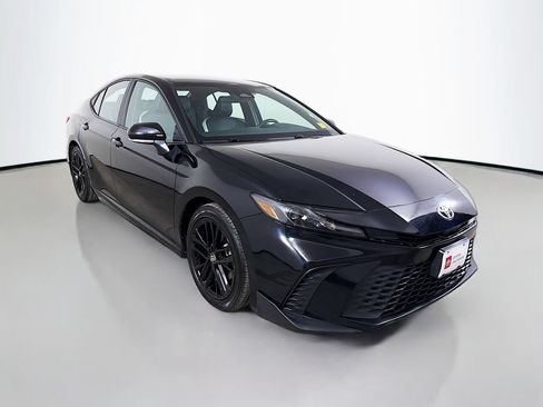 Used 2025 Toyota Camry SE FWD image 4