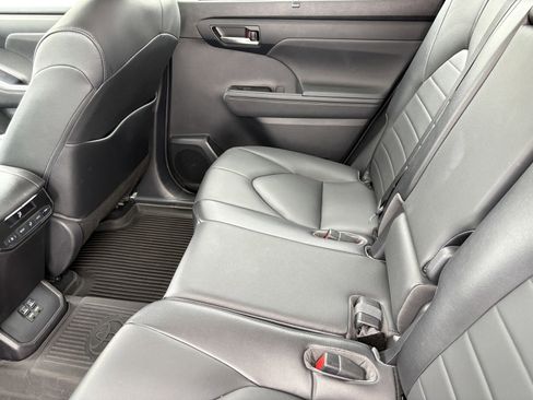 Used 2021 Toyota Highlander XLE AWD/4WD image 9