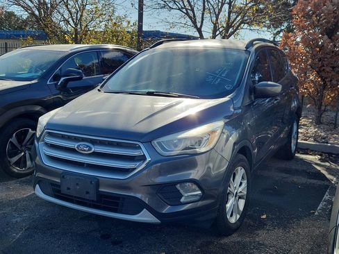 Used 2017 Ford Escape SE w/ Equipment Group 201A image 3