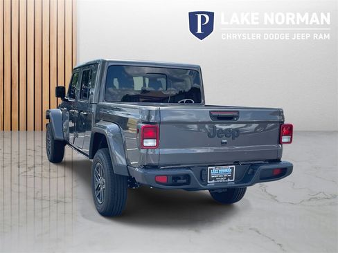 New 2025 Jeep Gladiator Sport image 7