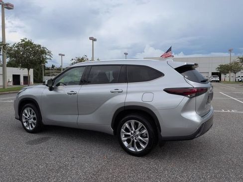 Used 2024 Toyota Highlander Limited FWD image 6