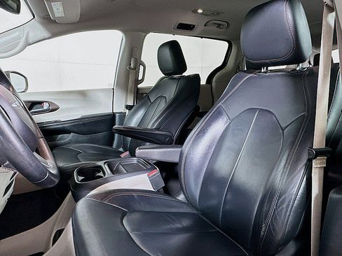 Used 2017 Chrysler Pacifica Touring-L FWD image 11