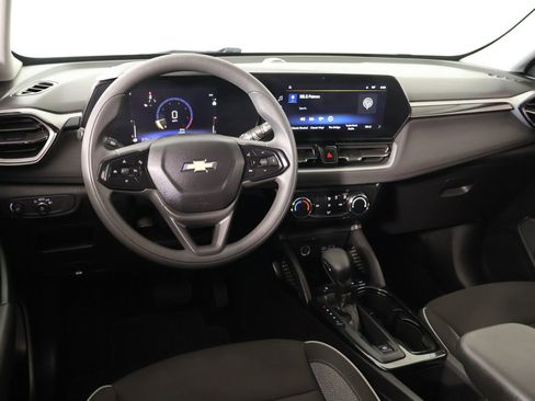 Used 2025 Chevrolet TrailBlazer LT AWD/4WD image 2