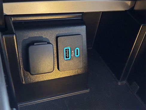 Used 2020 Ford Explorer Limited image 19