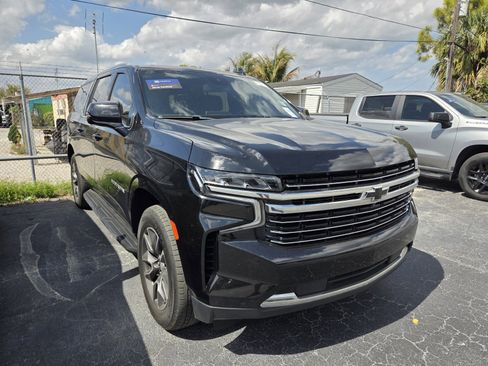 Used 2023 Chevrolet Suburban LT w/ Luxury Package image 3