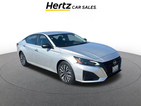 Used 2024 Nissan Altima 2.5 SV image 1
