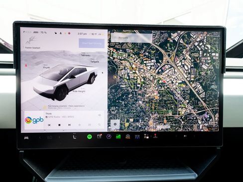 Used 2024 Tesla Cybertruck AWD Crew Cab image 27