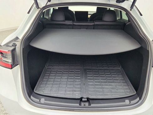 Used 2022 Tesla Model Y Long Range image 23