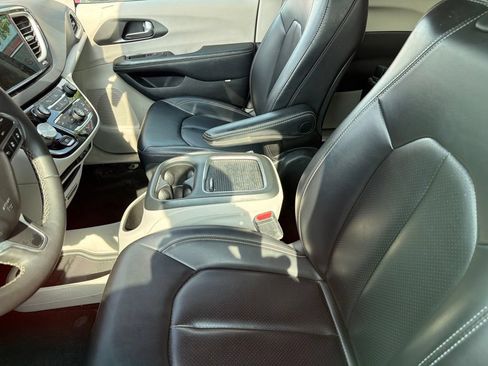 Used 2023 Chrysler Pacifica Touring-L FWD image 13