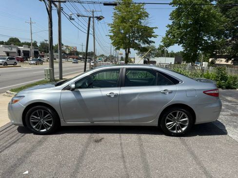 Used 2017 Toyota Camry SE w/ Moonroof Package FWD image 4