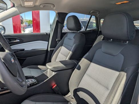 Used 2025 Chevrolet Trax LT FWD image 8