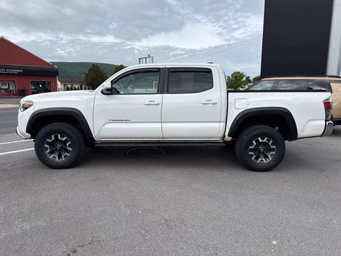 Used 2023 Toyota Tacoma TRD Off-Road AWD/4WD image 7