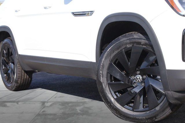 Used 2025 Volkswagen Atlas Cross Sport SE FWD image 3