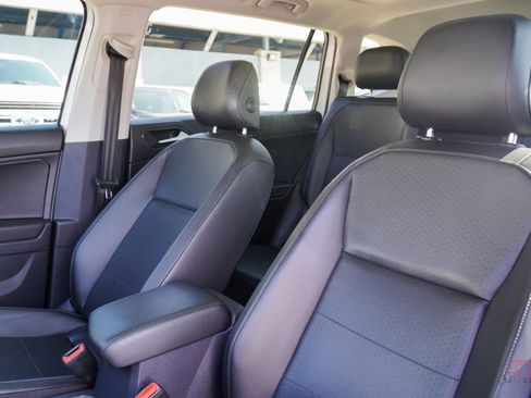 Used 2018 Volkswagen Tiguan SE w/ Panoramic Sunroof Package image 14