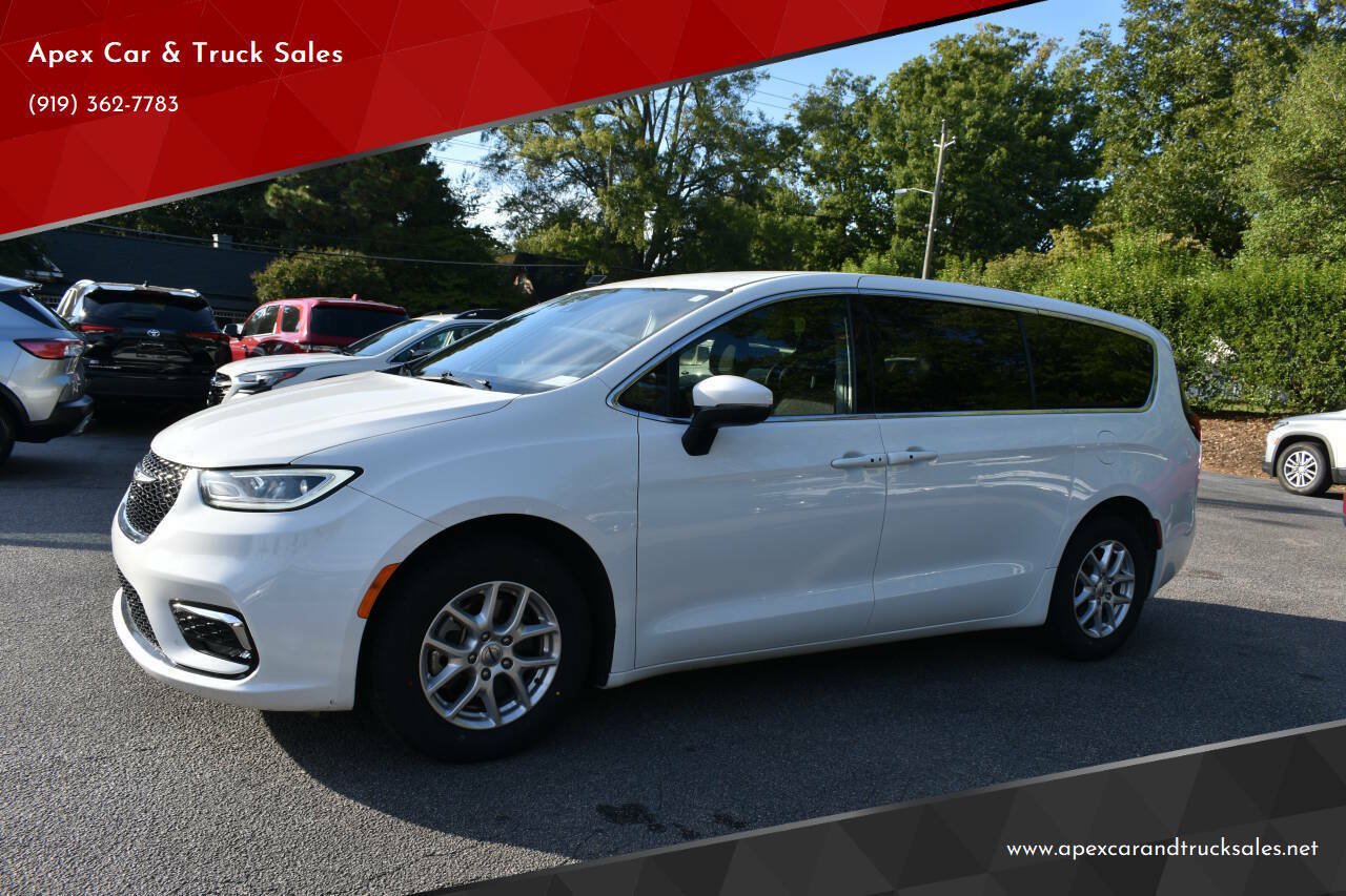 Used 2023 Chrysler Pacifica Touring FWD image 1