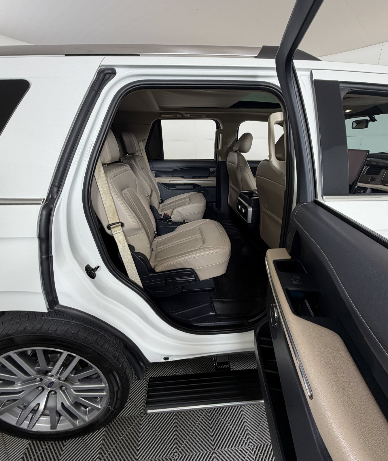 Used 2023 Ford Expedition Limited RWD image 5