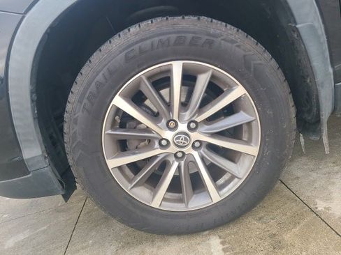 Used 2019 Toyota Highlander XLE image 12