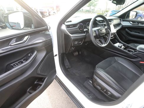 Used 2023 Jeep Grand Cherokee Altitude image 11