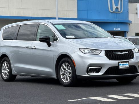 Used 2024 Chrysler Pacifica Touring-L FWD image 6