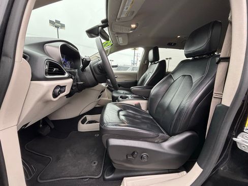 Used 2022 Chrysler Pacifica Touring-L image 11