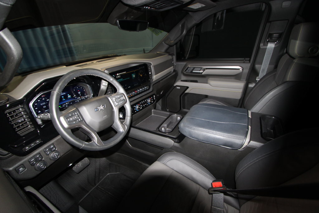 Used 2025 Chevrolet Silverado 2500 ZR2 w/ Technology Package AWD/4WD image 2