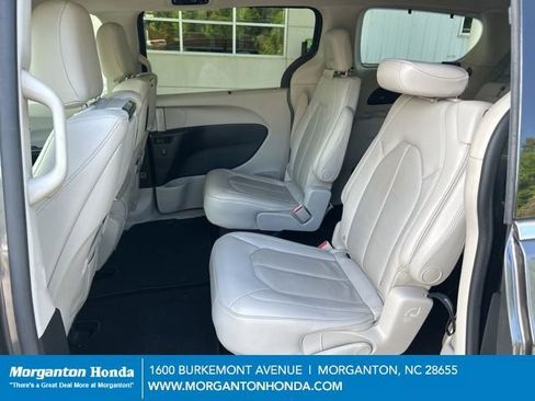 Used 2021 Chrysler Pacifica Touring-L w/ Uconnect Theater Family Group FWD image 27
