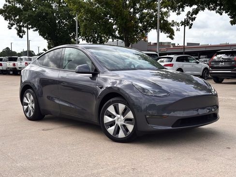 Used 2023 Tesla Model Y Long Range AWD/4WD image 1