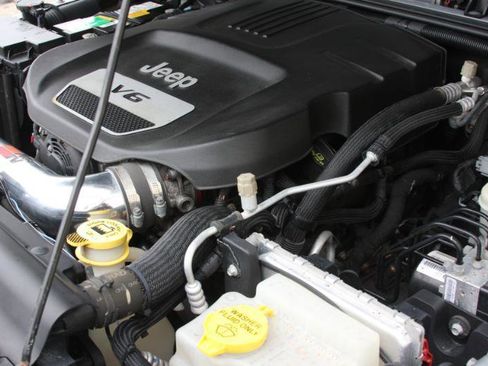 Used 2016 Jeep Wrangler Unlimited Sahara w/ Connectivity Group image 27