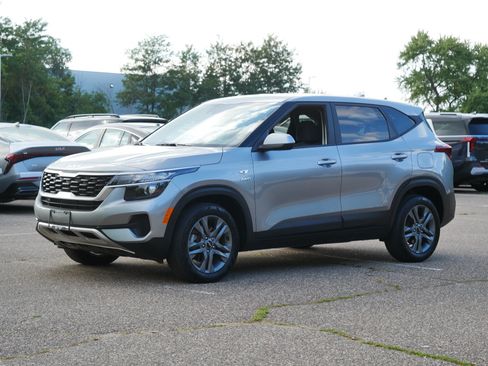 Used 2023 Kia Seltos LX AWD/4WD image 3