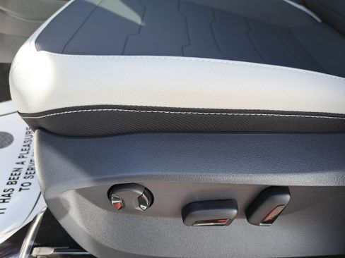 New 2026 Volkswagen Taos SE FWD image 25