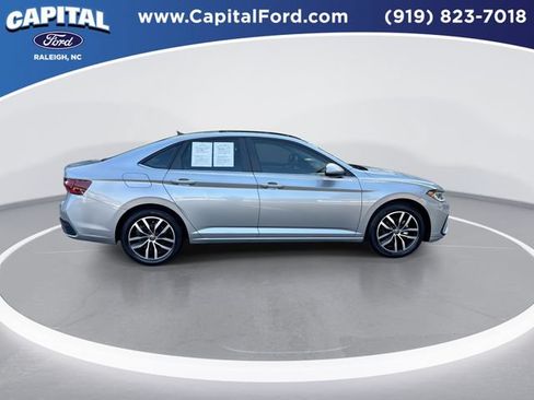 Used 2025 Volkswagen Jetta SE FWD image 9