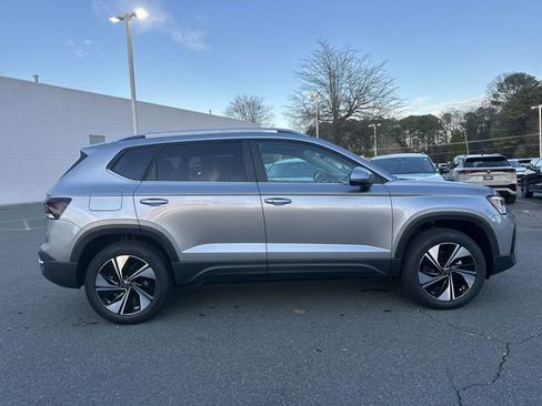 New 2026 Volkswagen Taos SE image 6